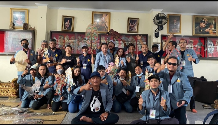 I Wayan Kurdana, Seniman Dalang Takjub Dengan Wayang Kulit Hasil Karya Mahasiswa AKNSB Yogyakarta