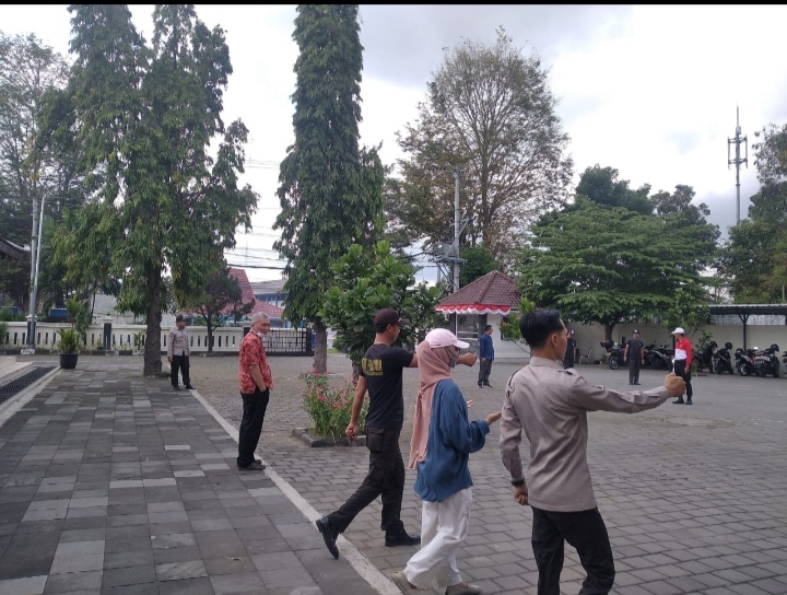 Persiapkan HUT RI ke 77, AKN Seni Budaya Adakan Latihan Upacara Bendera