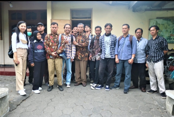 OMB Hari Pertama Mahasiswa Prodi Kriya Kunjungi Sanggar Griya Kulit Sagio