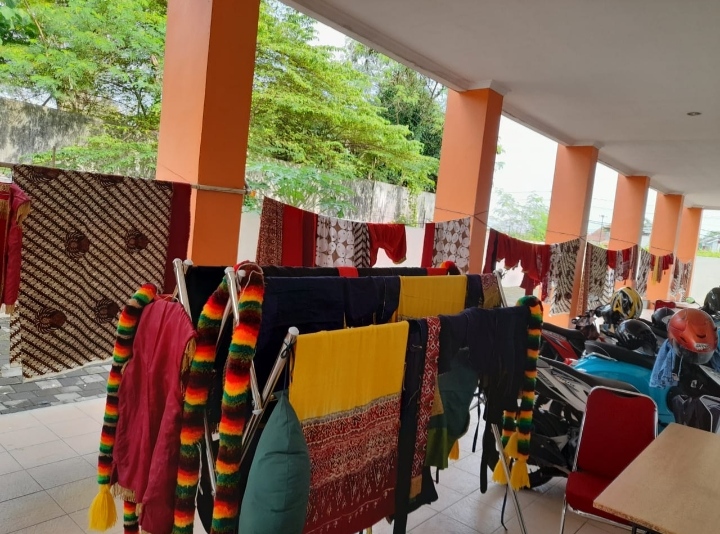 Perawatan Kostum Ikut Sukseskan Pementasan Sendratari Panji Jayakusumo AKN Seni Budaya
