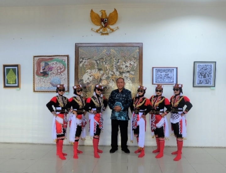 Dr. Supadma, M.Hum. Beri Motivasi Siswa/i SMA/SMK jadi Mahasiswa AKNSB Yogyakarta