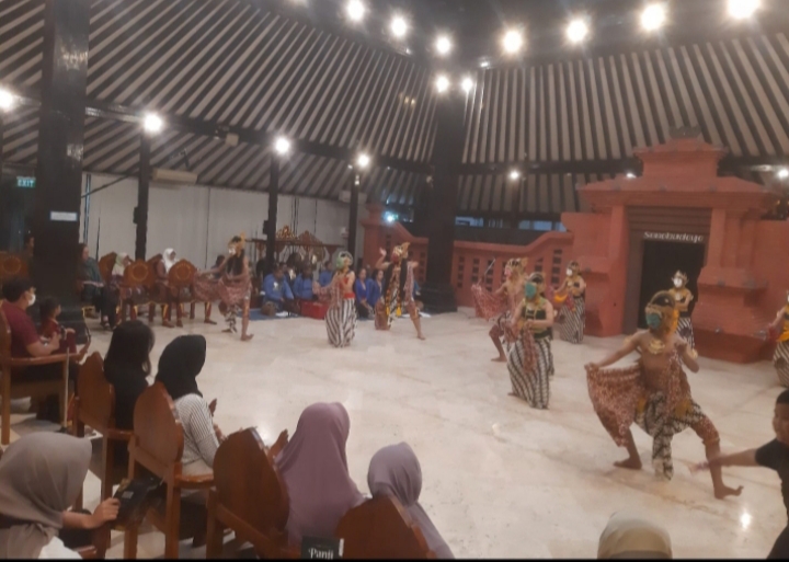 Menonton Tari Topeng Panji Jayakusumo AKN Senbud Yk, Pilihan Tepat Isi Liburan Akhir Pekan Keluarga