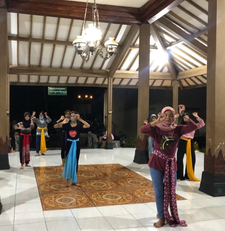 Pendamping Desa Budaya Alumni AKN Senbud Yk Persiapkan Warga Tampilkan Tarian Di NYIA