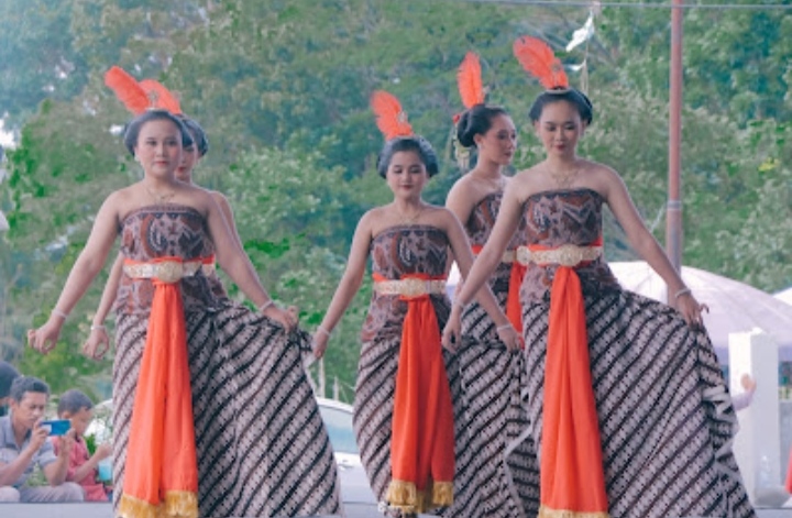 Tampilkan 3 Tarian dan 1 Dramatari, Mahasiswa Double Peran Saat PKL Prodi Tari Di Jatimulyo