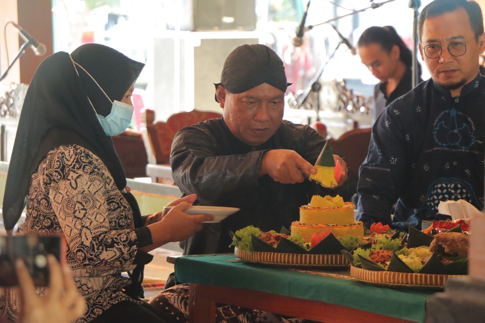 Pemotongan Tumpeng Tandai Dibukanya Dies Natalis Ke-3 AKN Senbud Yk