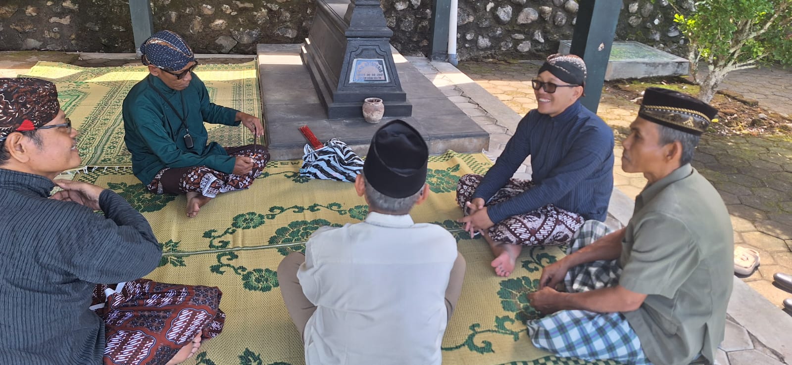 Teladani Tokoh Sesepuh Karawitan, Prodi Karawitan Adakan Nitilaku Di Makam Empu Cokrowarsito