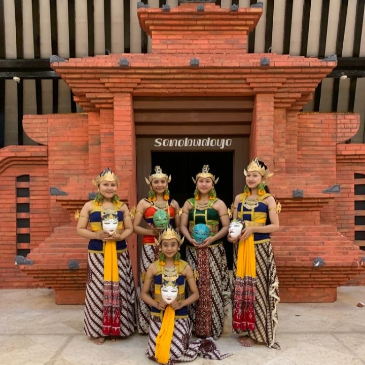 Minim Penglihatan, Tantangan Penari Wayang Topeng Diatasi Dengan Banyak Berlatih