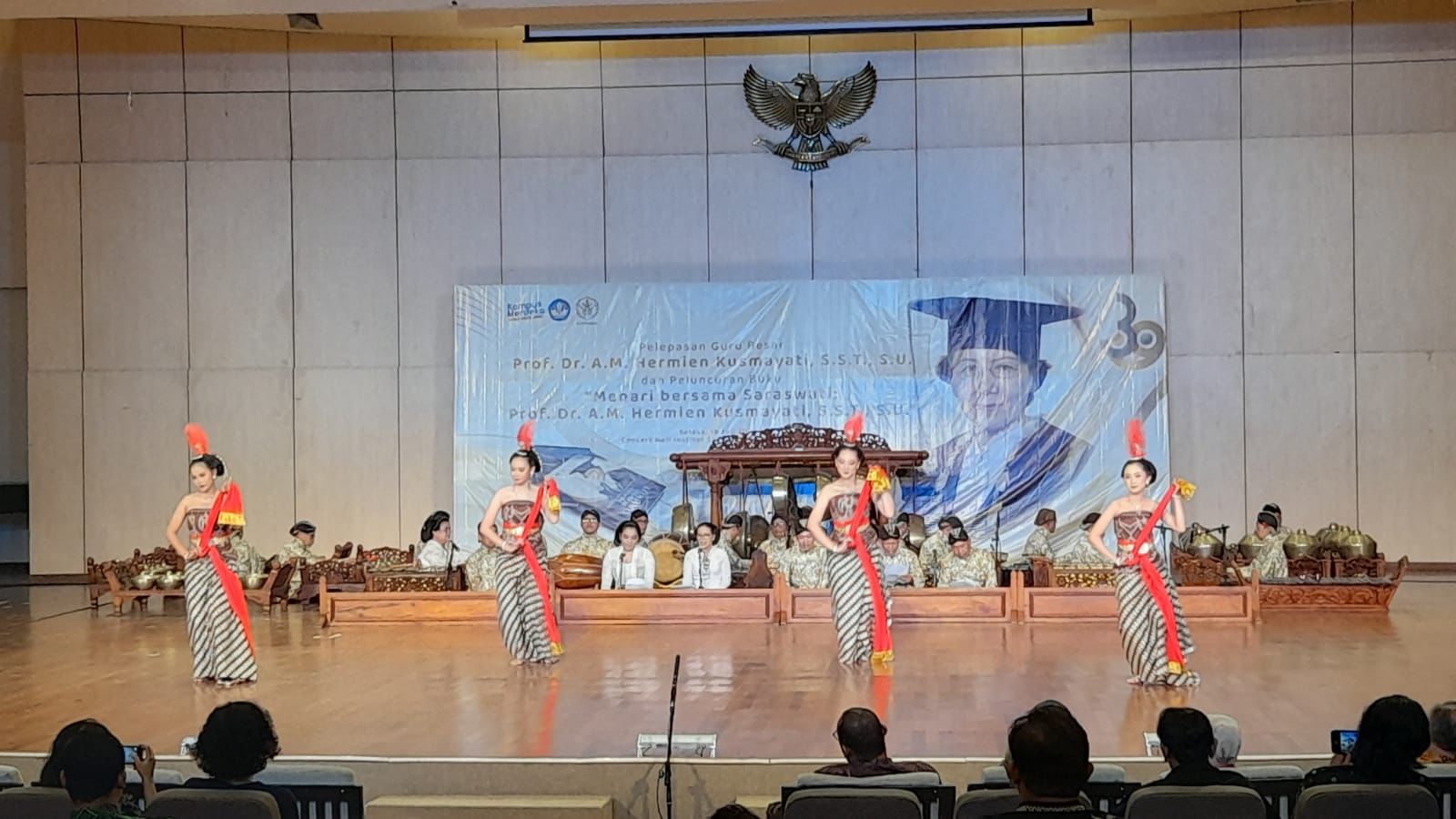 Tampilkan Tari Tyas Muncar, AKN Senbud Yk Mangayubagya Pelepasan Guru Besar Tari ISI Yogyakarta