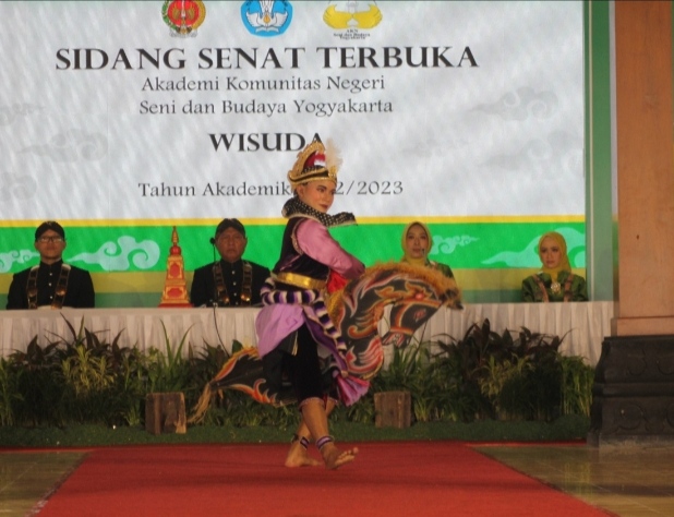 Fai, Mahasiswa Difabel Tuli AKN Senbud Yk Bawakan Tarian Ciptaannya Di Acara Wisuda