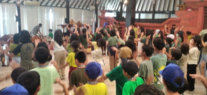 Cukup Satu Jam, 117 Murid SD Internasional Kuasai Tari Dan Gending  Yang Diajarkan AKN Senbud YK