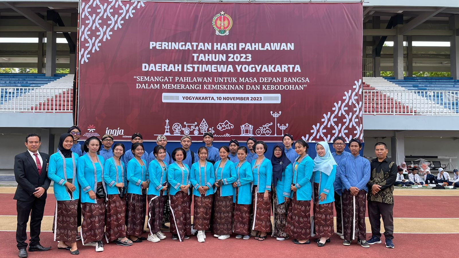 Ikuti Upacara Hari Pahlawan Di Mandala Krida AKN Senbud Yk Kenakan Pakaian Gagrak Yogyakarta