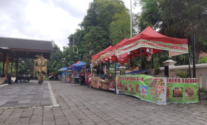 Tingkatkan Ekonomi Sekitar, Pesta Wayang AKN Senbud Yk Gandeng Pedagang UMKM