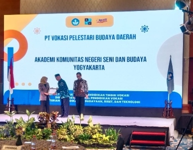 AKN Senbud Yk Terima Penghargaan Sebagai Perguruan Tinggi Pelestari Budaya Daerah