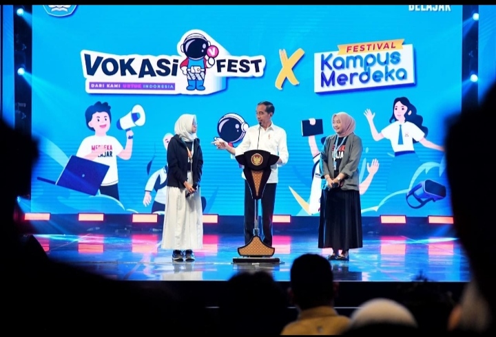 Presiden Joko Widodo Kunjungi Stand Pameran AKN Senbud Yk Pada Acara Vokasifest 2023
