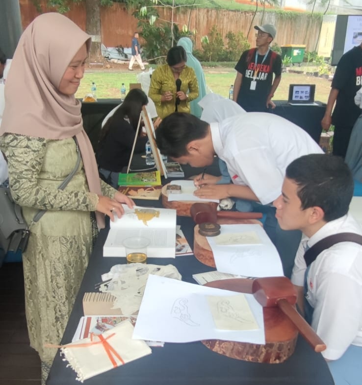 Ikuti Vokasifes X, AKN Senbud Yk Beri Kesempatan Pengunjung Praktek Tatah Sungging Wayang Kulit