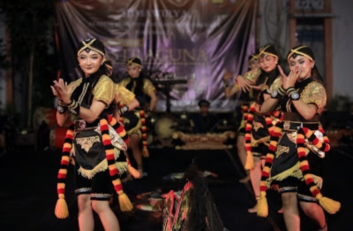 Tarian Kerakyatan Karya Mahasiswa Meriahkan Home Concert Astraguna 2023
