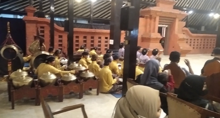 Mahasiswa Karawitan Bangga Saat Tampil Mengiringi Drama Tari Panji  Jayakusuma Di Museum Sonobudoyo