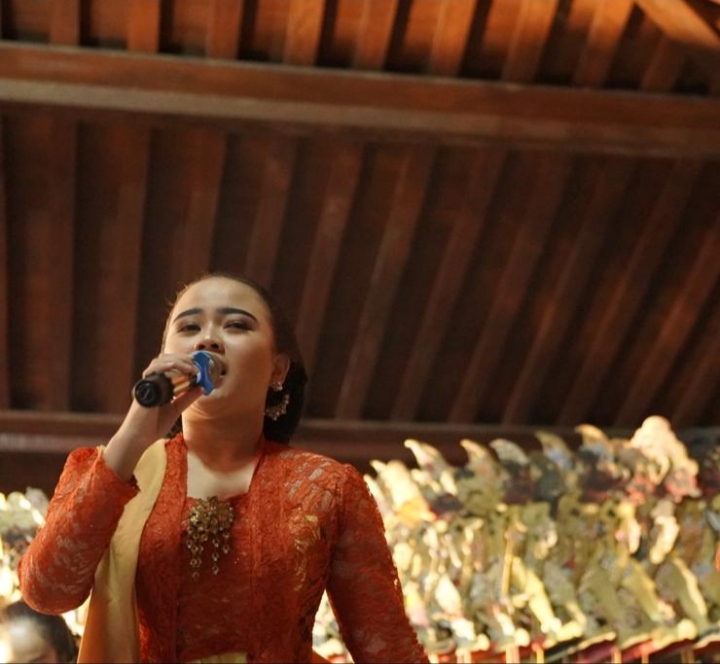 Libur Semester 1, Mahasiswi Karawitan AKN Senbud Yk Tampil Nyinden Iringi Pementasan Wayang Kulit