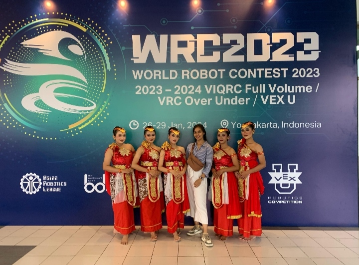 Mahasiswa  AKN Senbud Yk Pentaskan Tari Rara Sumirat Pada Pembukaan World Robot Contest 2023