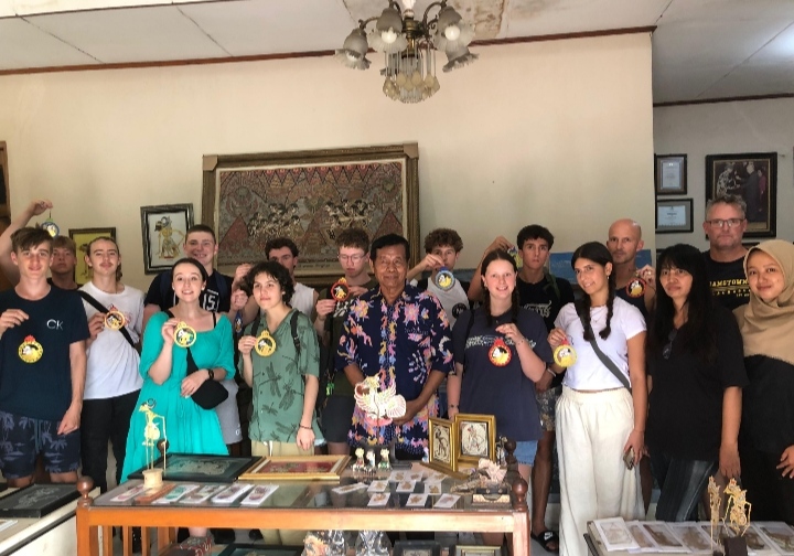 Rombongan Wisatawan Australia Kunjungi Sanggar Ukir Kulit Milik Instruktur Prodi Kriya