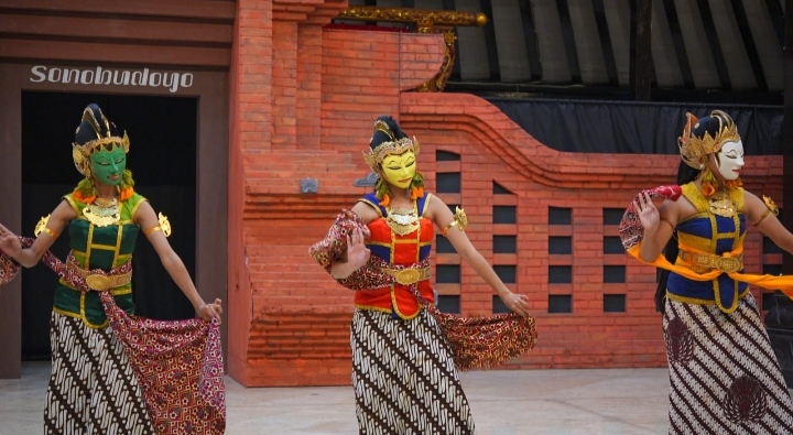 AKN Senbud Yk Manjakan Wisatawan Penikmat Seni Pada Penampilan Perdananya Di Sonobudoyo