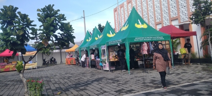 Ekspresi Stand Seni Mahasiswa Di Perayaan Hari Tari Dunia, Buah Keseriusan Matkul Kewirausahaan