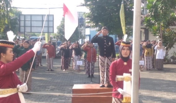 AKN Sebud Yk  Laksanakan Upacara Peringatan Hardiknas, Kenakan Kostum Gagrak Yogyakarta