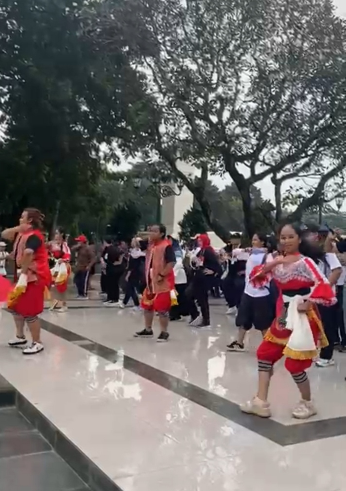 AKN Senbud Yk Semarakan Bulan Merdeka Belajar Dengan Tari Montro dan Jalan Sehat Kelilingi Vredeburg