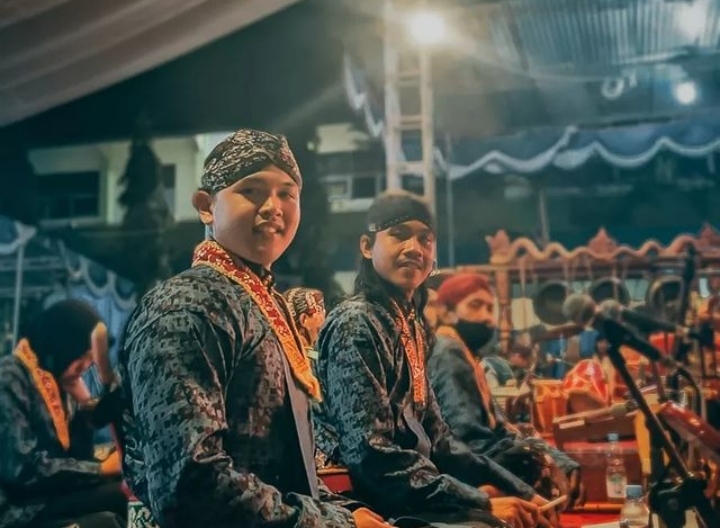 Gantikan Dalang Yang Berhalangan Hadir, Fauzan Tunjukkan Kemampuan Di Pentas Panji Jayakusuma