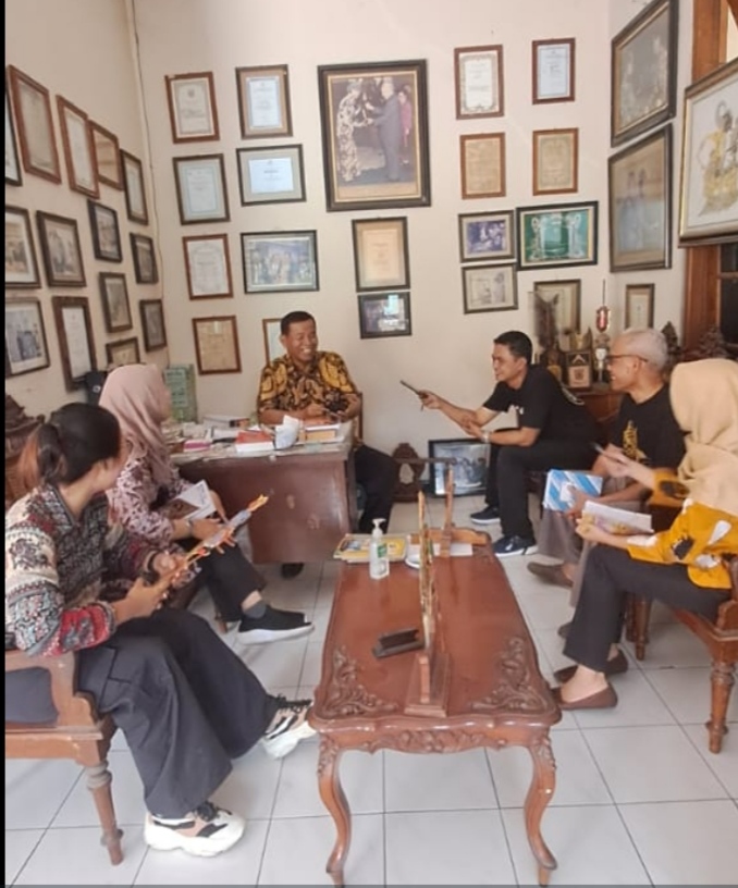 Pelatihan Tatah Sungging Wayang Kulit Untuk Tingkatkan Kompetensi Tendik Dan Dosen Prodi Kriya