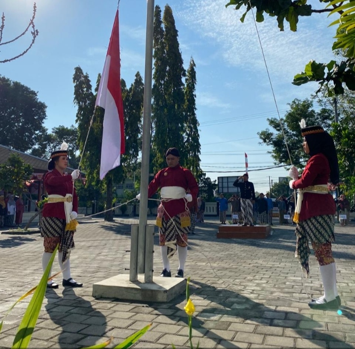 Upacara HUT RI 79, AKN Senbud YK Konsisten Kenakan Pakaian Gagrak Yogyakarta