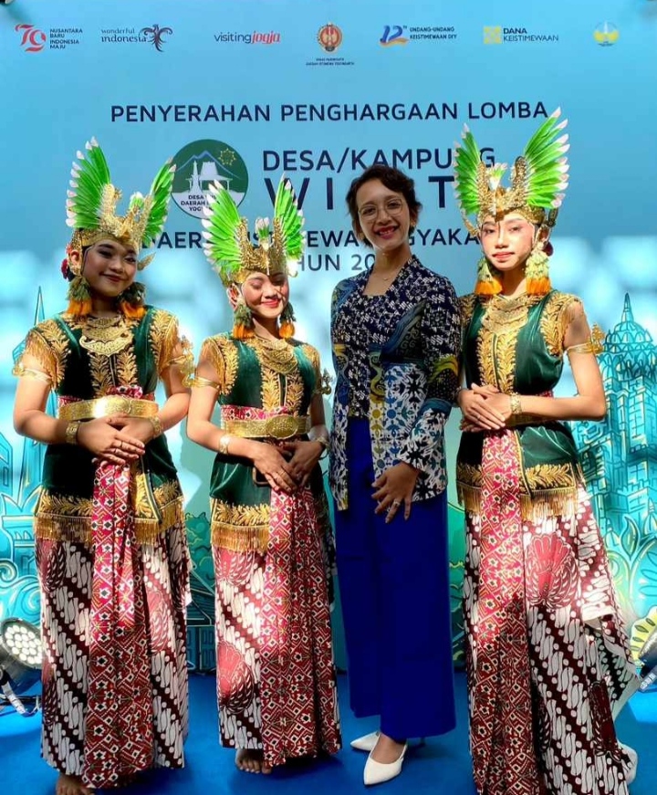 AKN Senbud Yk Bawakan Tarian Sedasa Hasil Karya Mahasiswa Di Acara Penghargaan Desa Wisata