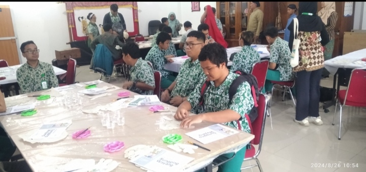 Siswa SMA Tumbuh Yogyakarta Ikuti Praktek Sungging Wayang Di Hari Pertama Intensive Program