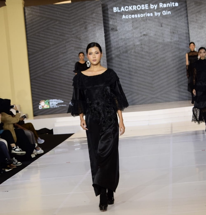 Asesoris Tatah Sungging Mahasiswi Prodi Kriya Dipakai Desainer Kondang Dalam Jogja Fashion Trand