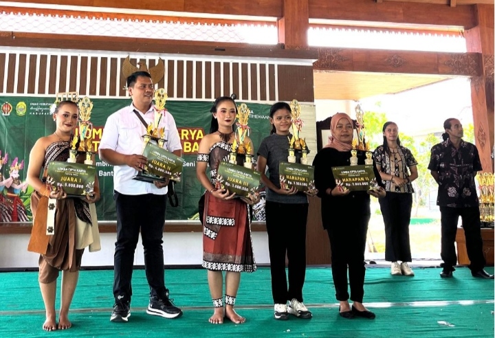 Galih Puspita K Dosen Tari AKN Senbud Yogyakarta Menjadi Juri Lomba  Cipta Karya Tari Tingkat Bantul