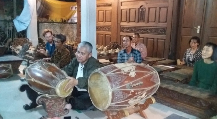 Untuk Kenang Almarhum, Wadir AKN Senbud Yk Rutin Ikuti Pentas Karawitan Di Pendopo Ki Tjokrowasito
