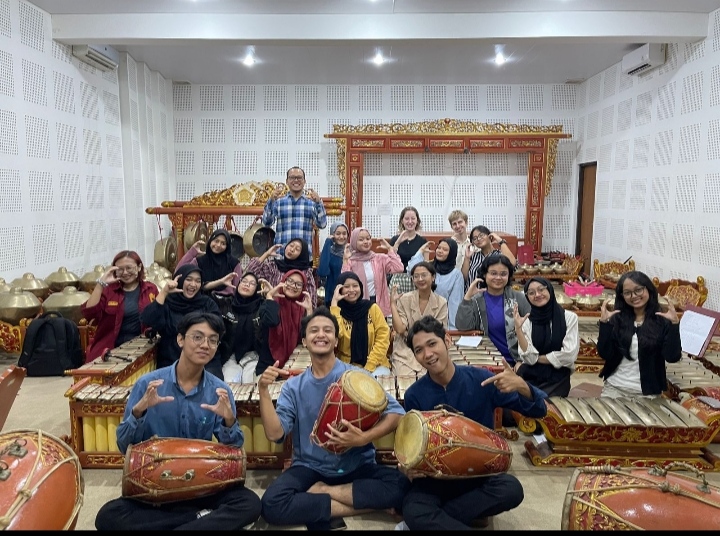 Ampu Matkul Praktek Kebudayaan Di FIB UGM, Beginilah Gaya Ajar Bayu Purnama