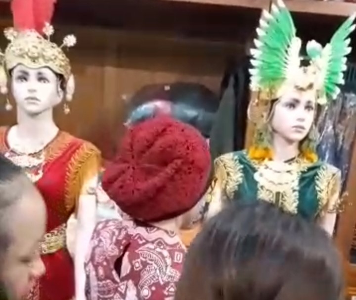 Praktek Tata Rias Dan Buasana Lengkapi Skil Mahasiswa Tari AKN Senbud Yk