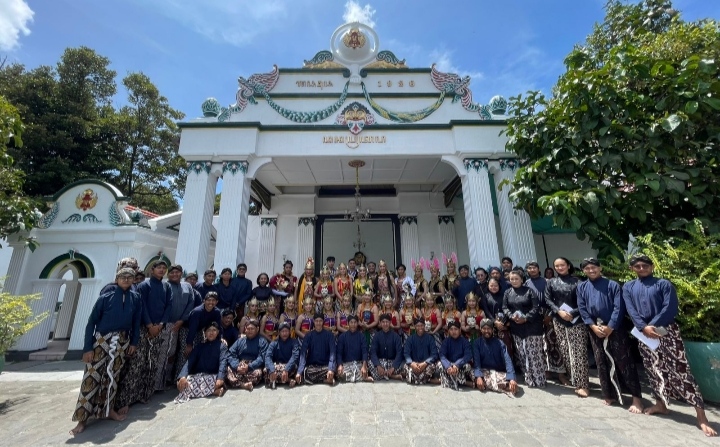 Perdana Di 2025, AKN Senbud Yk Tampilkan Senggono Duto Di Keraton Ngayogyakarta Hadiningrat