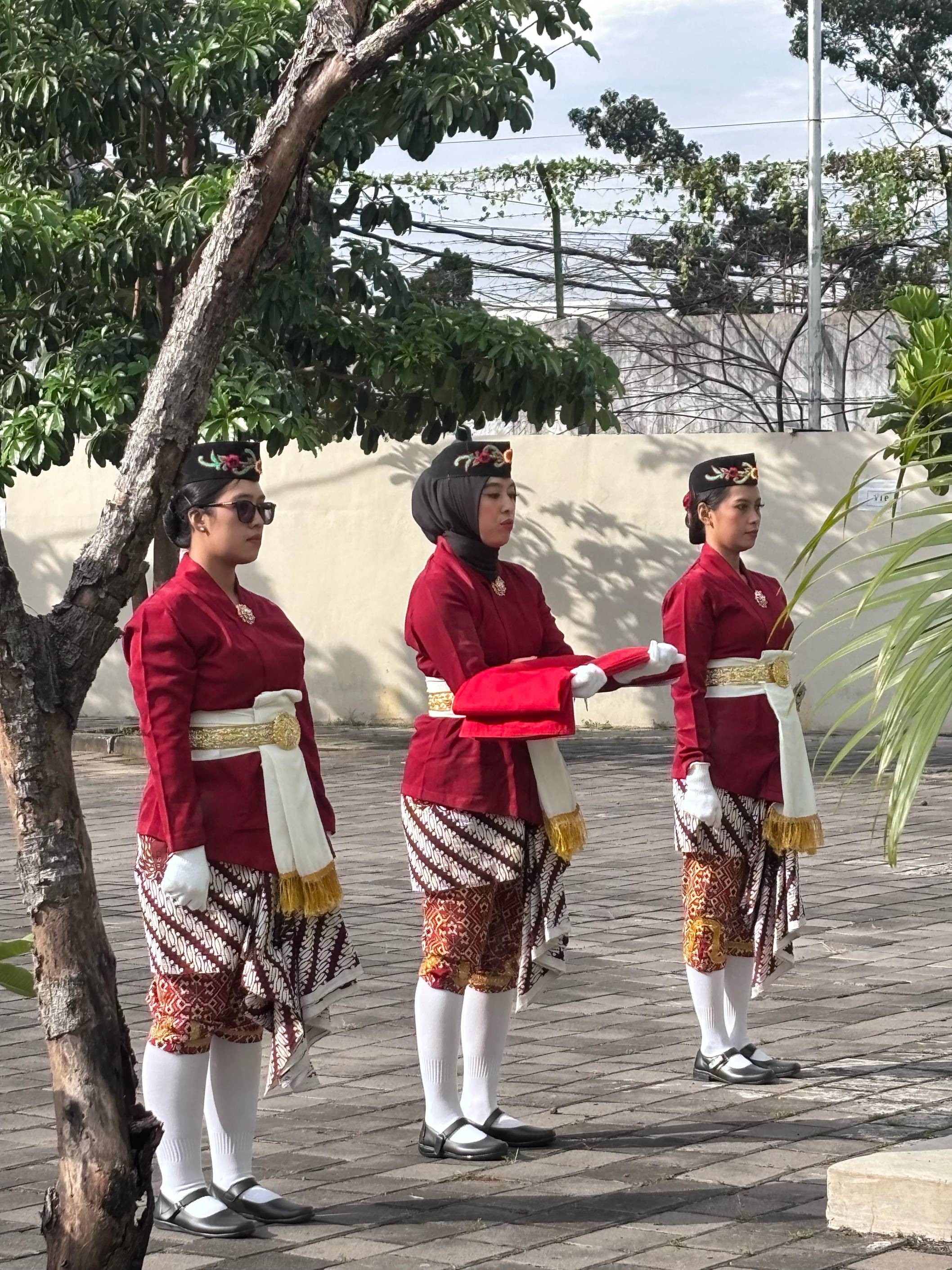 Hardiknas, AKN Seni dan Budaya Yogyakarta Laksanakan Upacara dan Ziarah ke Tokoh Pendidikan Nasional