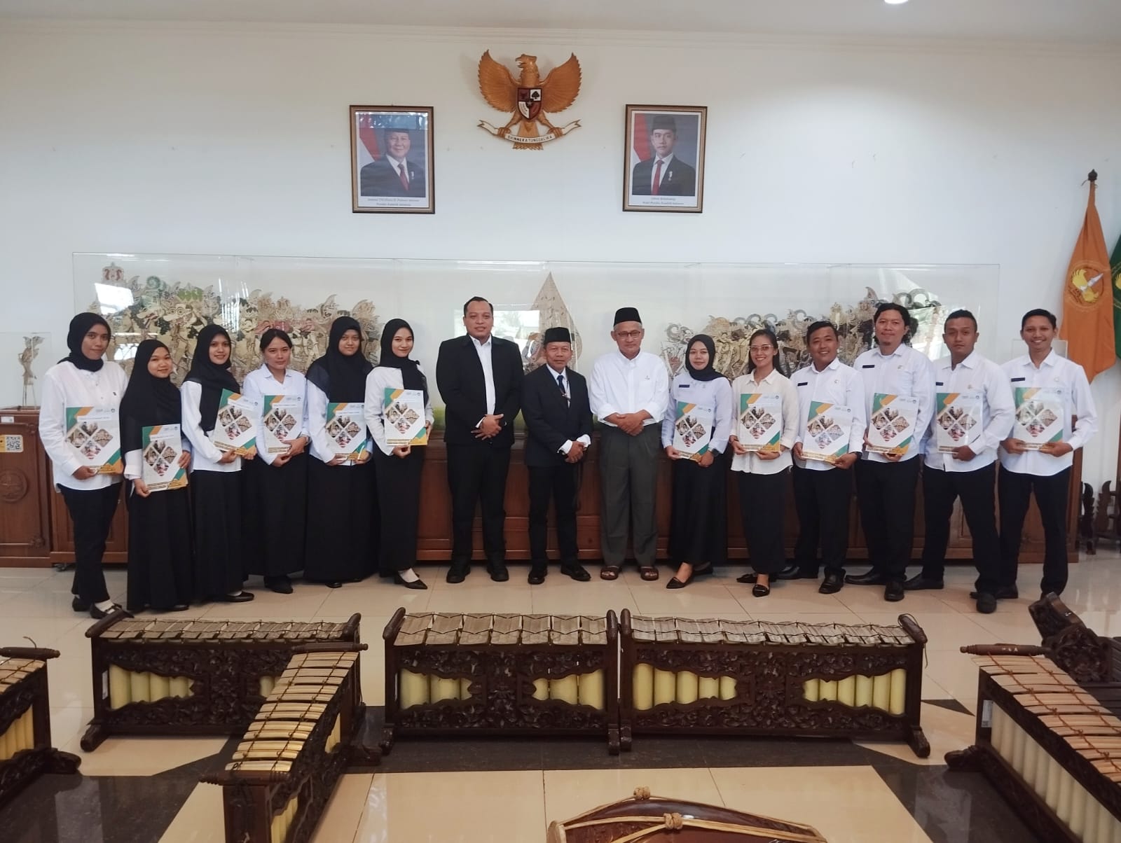 AKN Seni dan Budaya Yogyakarta Serahkan  SK PNS dan CPNS Untuk Pegawainya