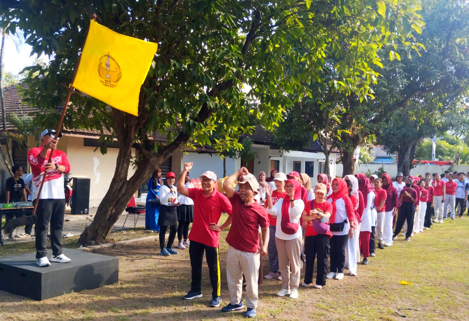Jalan Sehat Semarak HUT Ke-80 RI di AKNSBY Berlangsung Meriah