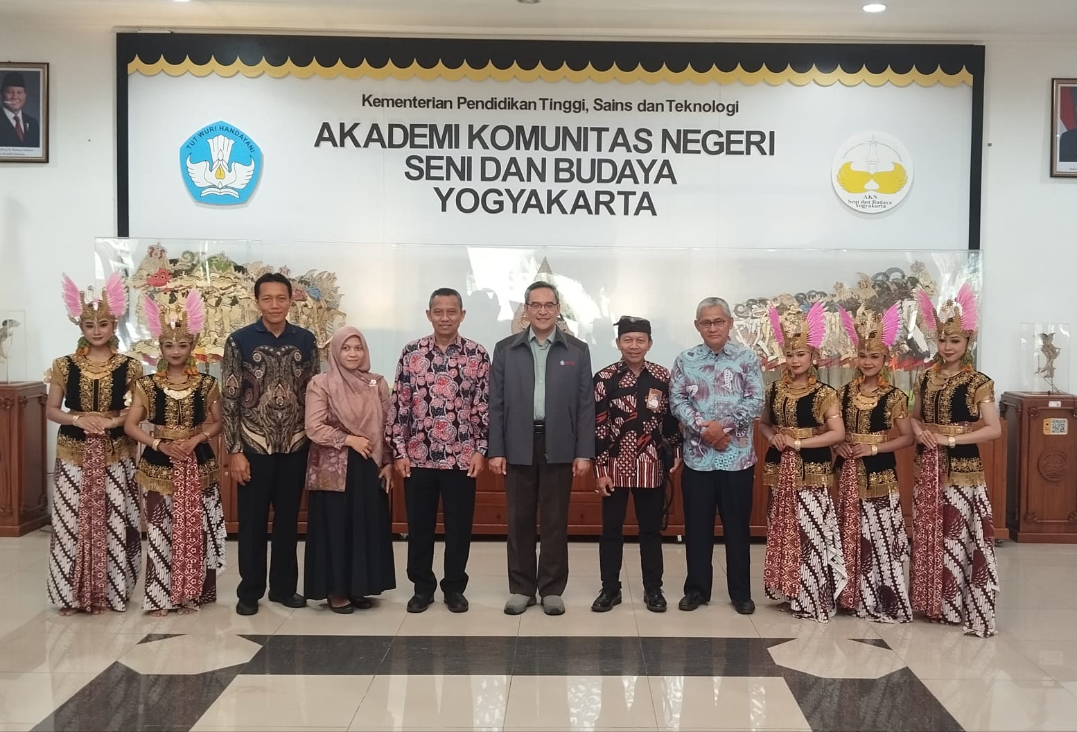 Mahasiswa AKNSBY Ketika Kuliah Sudah Bekerja, Kemdiktisaintek Berikan Apresiasi