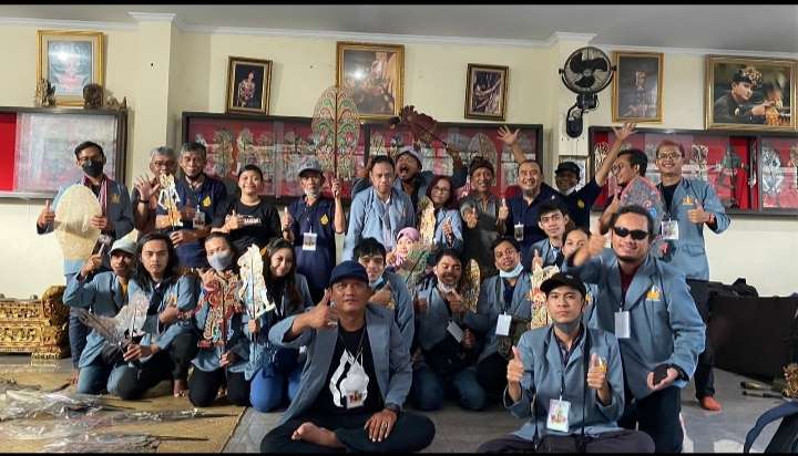 I Wayan Kurdana, Seniman Dalang Takjub Dengan Wayang Kulit Hasil Karya Mahasiswa AKNSB Yogyakarta