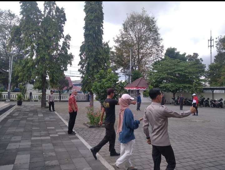 Persiapkan HUT RI ke 77, AKN Seni Budaya Adakan Latihan Upacara Bendera