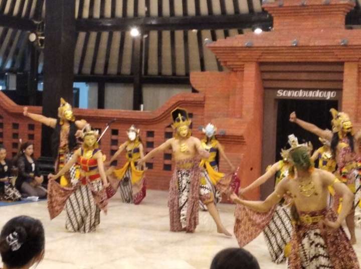 Terhibur, Turis Asing Saksikan Wayang Topeng Panji Joyokusuma AKNSBY Di Musium Sonobudoyo