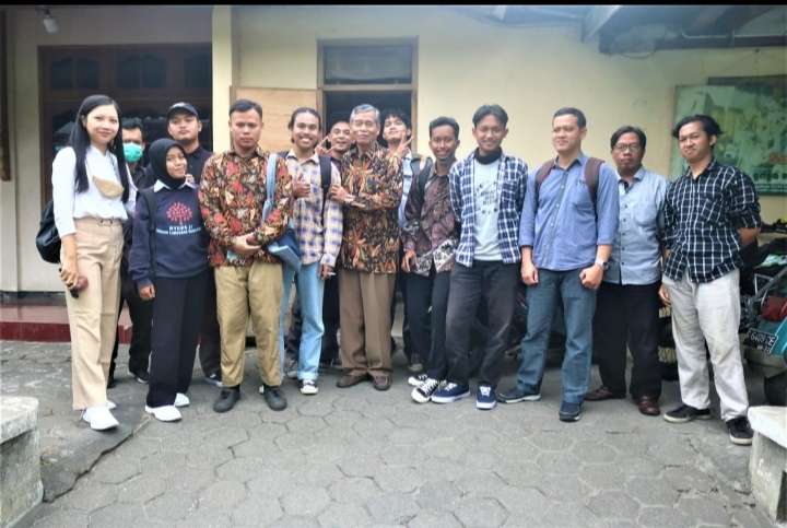 OMB Hari Pertama Mahasiswa Prodi Kriya Kunjungi Sanggar Griya Kulit Sagio