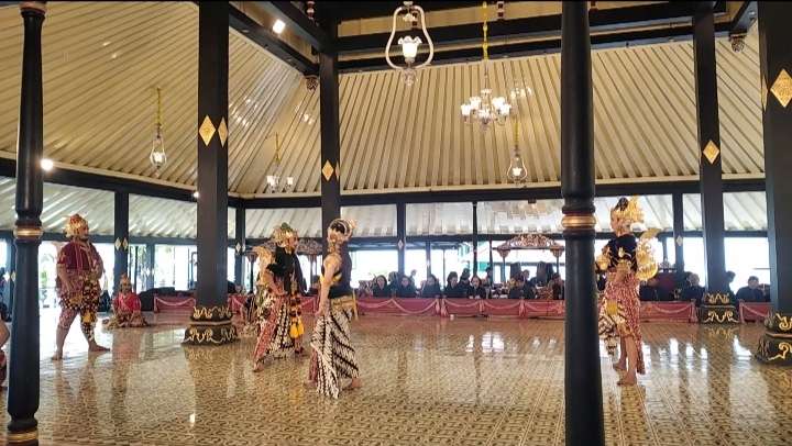 Mahasiswa Baru AKN Seni Budaya Turut Sukseskan Sendratari Harjuna Wiwaha