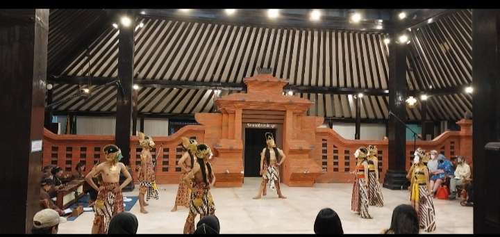 Mahasiswa Baru AKN Seni Budaya Yogyakarta Pentaskan  Wayang Topeng Di Musium Sonobudo