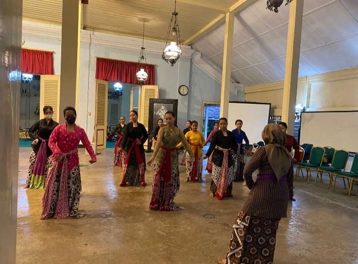 Mahasiswa  Tari AKN Seni Dan Budaya  Ikuti Gladen Tari, Setelah Akhiri Kunjungan Di Pakualaman